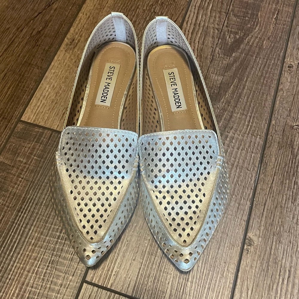 Steve Madden feather loafer size 5.5 gold perforated